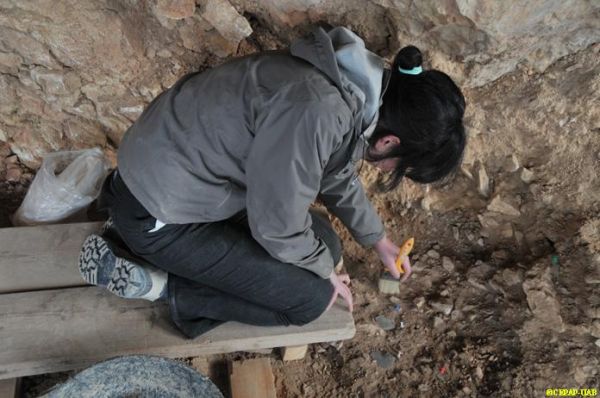 LES EINES BÀSIQUES DURANT L'EXCAVACIÓ SÓN EL PINZELL I TORNAVÍS