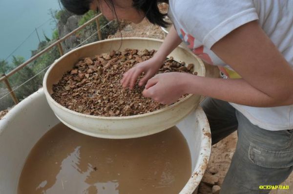 LES TERRES SÓN GARBALLADES AMB AIGUA PER RECUPERAR LES RESTES MÉS PETITES