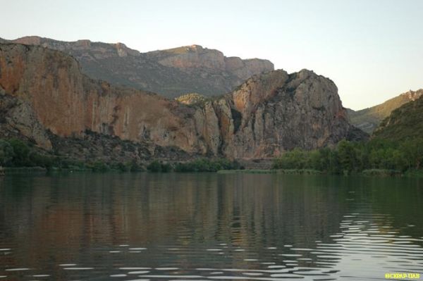 LA ROCA DELS BOUS ÉS UN PETIT ABRIC SITUAT AL CINGLE DE LA CASCALDA